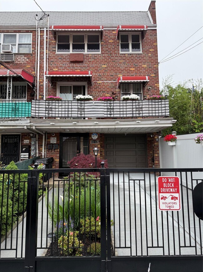Foto del edificio - 42-12 77th St