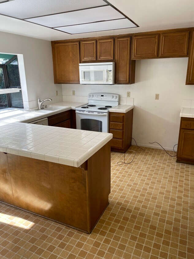 Large Kitchen - 2107 Mount Shasta Dr