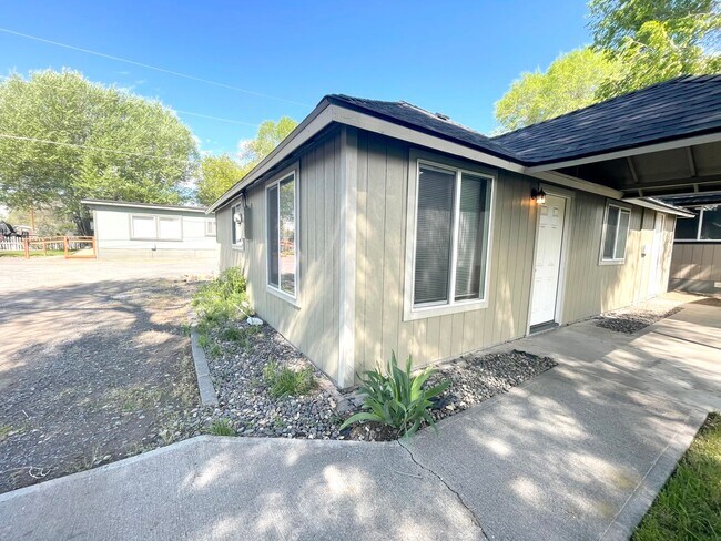 Foto del edificio - SCHEDULE A SHOWING TO THIS CHARMING HOME N...