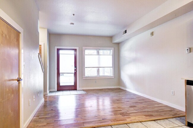 Foto del edificio - Renovated 1 Bedroom 1 Bathroom Townhome in the Posh Steel Yards Development! Available July 2025