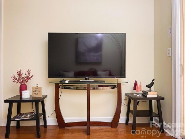 Building Photo - 718 W Trade St