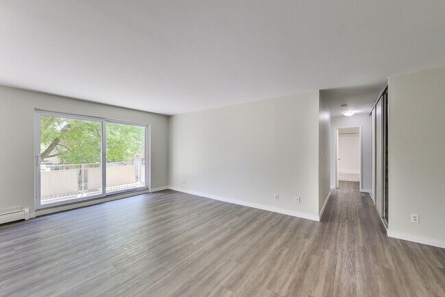 Building Photo - Freshly Renovated 2 Bedroom 1 Bathroom Apartment!