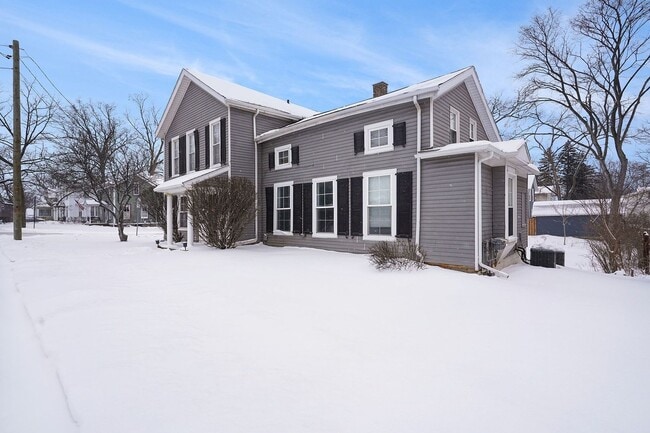 Building Photo - 501 Main St