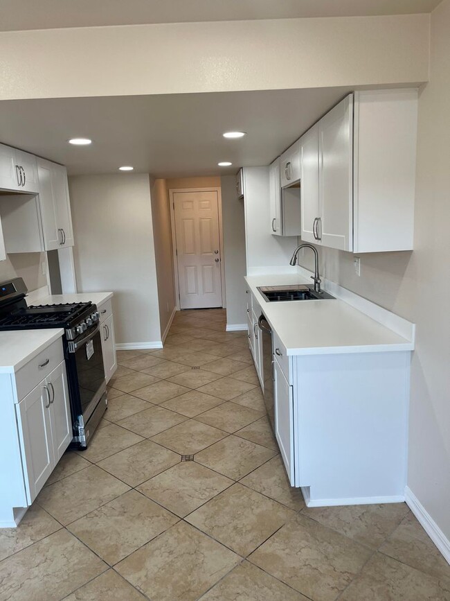 Foto del edificio - Gorgeous Fully Remodeled 3 Bd. 2.5Ba Condo...