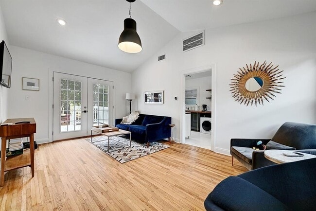 Foto del edificio - 2943 Higgins St