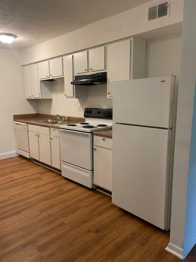 Building Photo - Find Your Perfect Home at Phoenix City Apa...