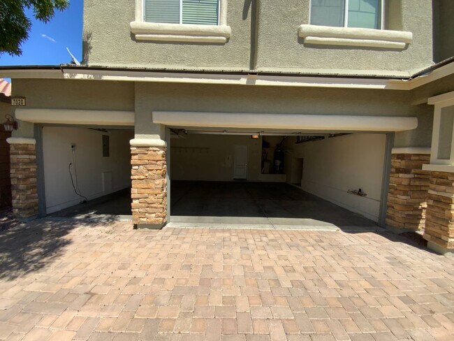Building Photo - GORGEOUS UPGRADED 3 BED, 3 BATH