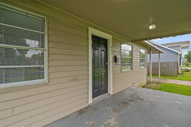 Building Photo - 623 18th Ave N