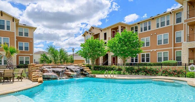 Parkway Grande Swimming Pool, San Marcos, Texas - Parkway Grande Apartment Homes