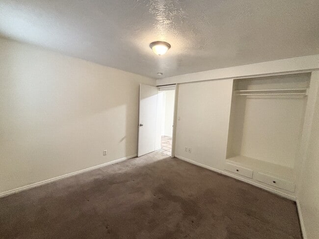 Building Photo - 517 E 500 S
