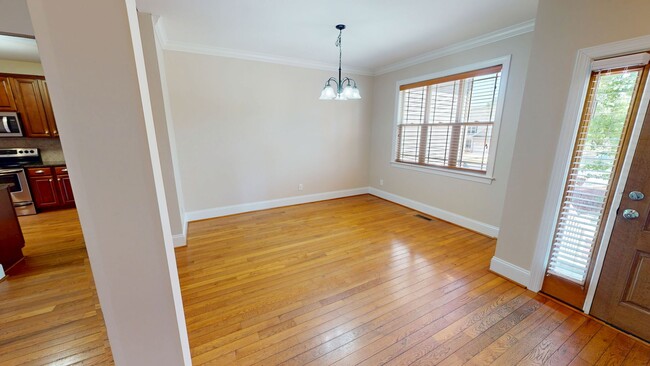 Foto del edificio - Large 5 Bedroom with Large Fenced in Back ...