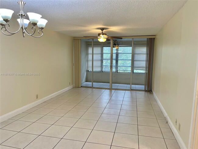 Foto del edificio - 9461 Evergreen Pl