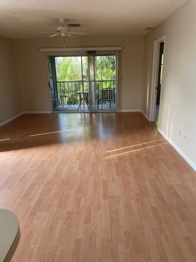 Foto del edificio - 2/2 Private 2nd Floor with Lovely Screened...