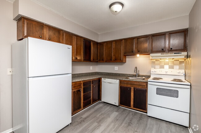 2BR, 1BA - 904SF - Kitchen - 1114 SE Belmont Dr