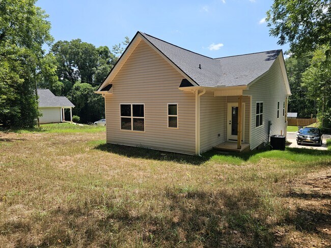 Building Photo - 305 Appian Dr