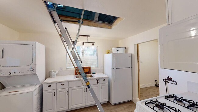 Foto del edificio - Coming Soon! Turn-key 1 Bedroom, 1 Bath Cabin for Lease in Crestline, California!