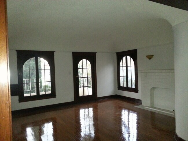 Sala de estar formal - 218 1/2 N Kenmore Ave