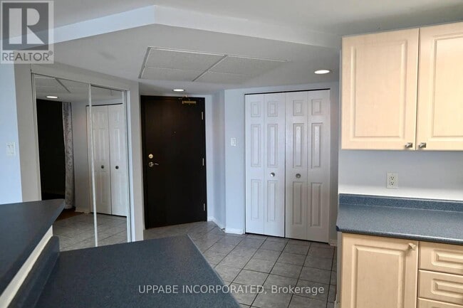 Photo du bâtiment - 310 Central Park Dr