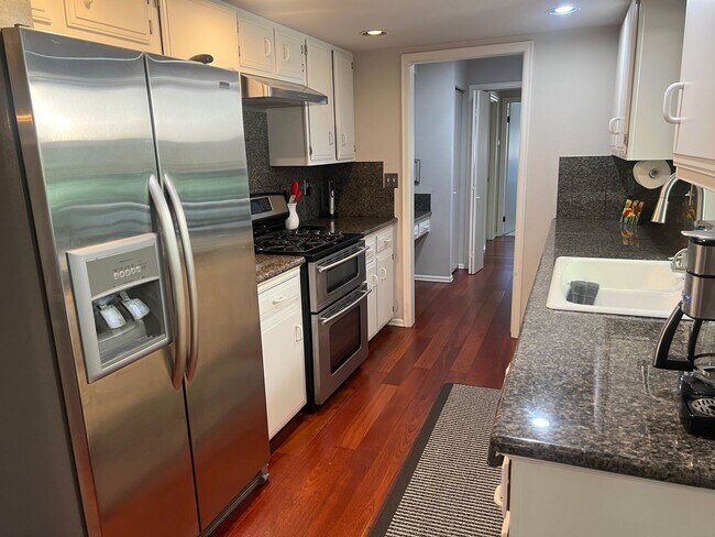 Building Photo - 6bd/3ba Bellevue House