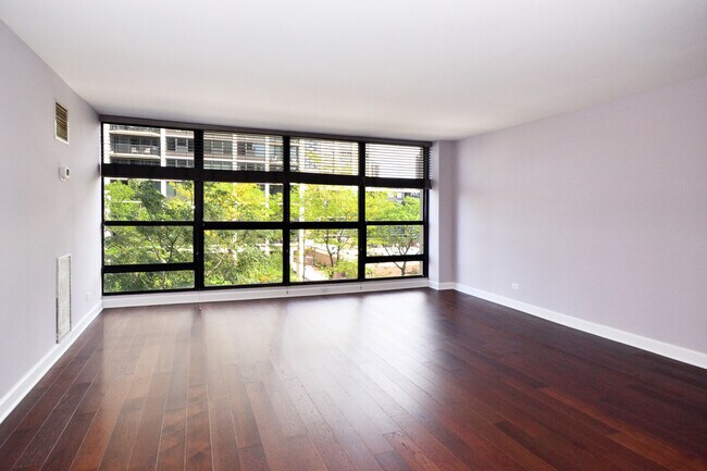 Building Photo - 1540 N LaSalle St