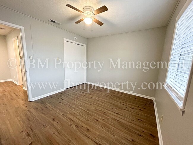 Foto del edificio - 330 W College St