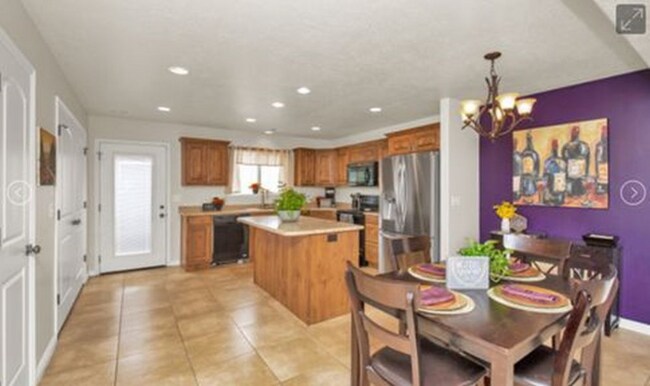 Building Photo - 1587 Sandalwood Dr