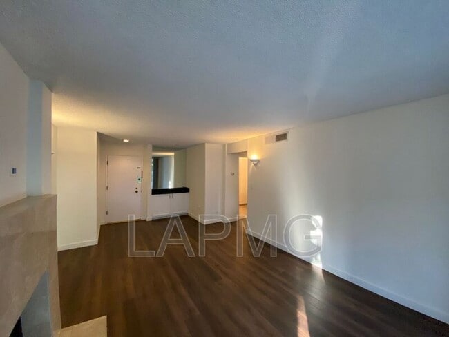 Building Photo - 424 N. Palm Drive