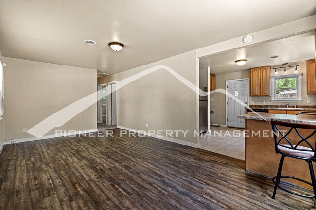 Building Photo - Gorgeous Home with Fenced Yard and Patio