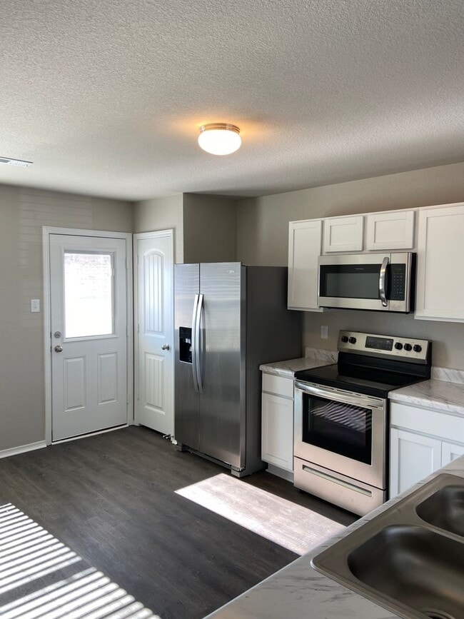 Building Photo - *Pre-leasing* Three Bedroom | Two Bath Hom...