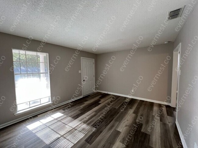 Foto del edificio - 1704 Lynette Dr