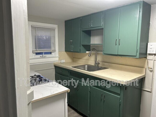 Building Photo - 518.5 Oakhill Ave