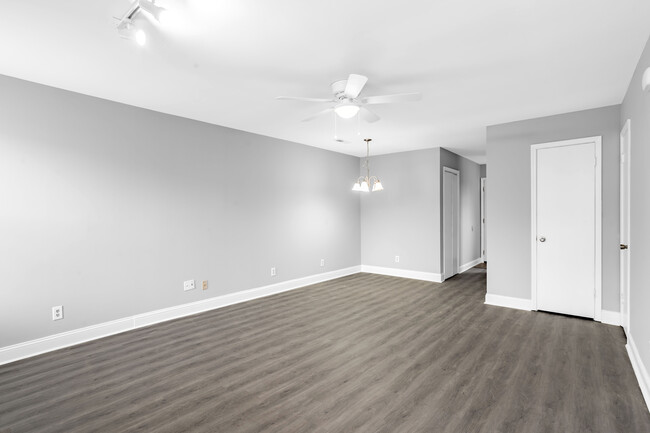 Building Photo - 256 Pine Shadow Dr
