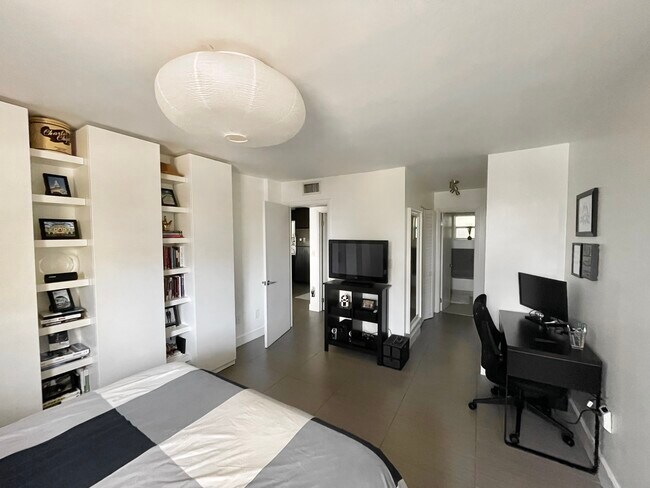 Foto del edificio - 600 NE 25th St