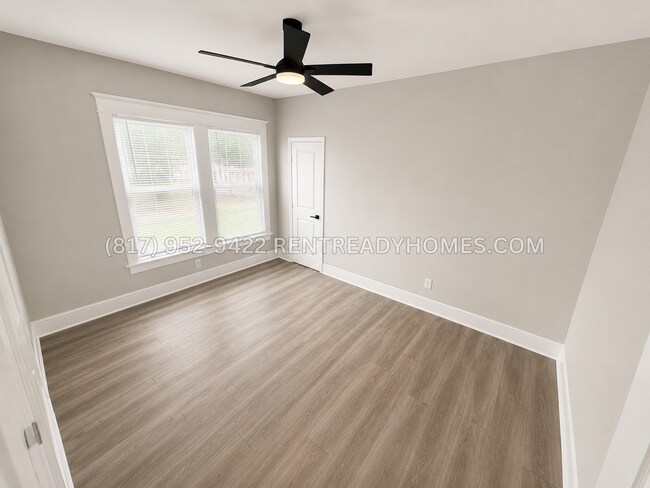Foto del edificio - 1022 E Allen Ave