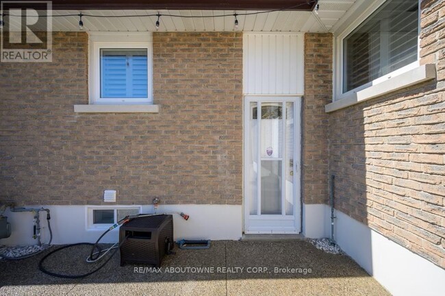 Building Photo - 2444 Woburn Crescent