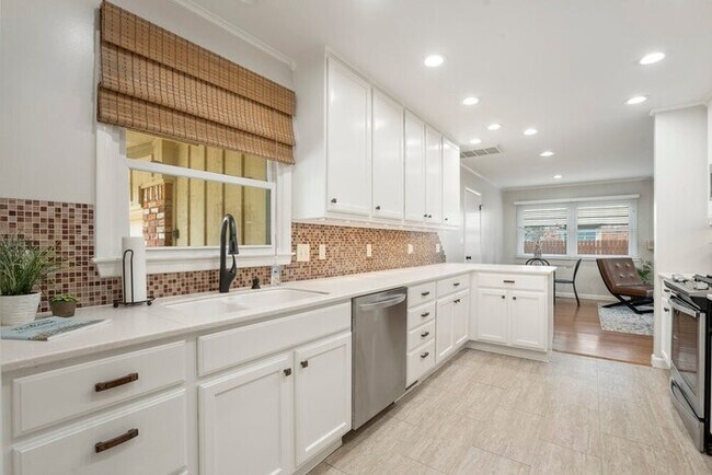 Building Photo - Southern Hills Stunner!