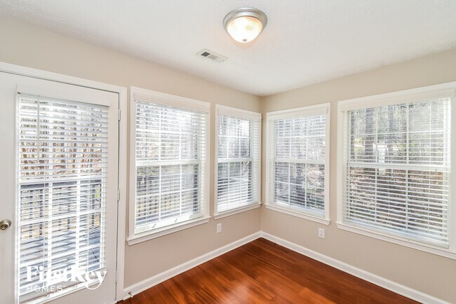 Building Photo - 5125 Woodmond Dr