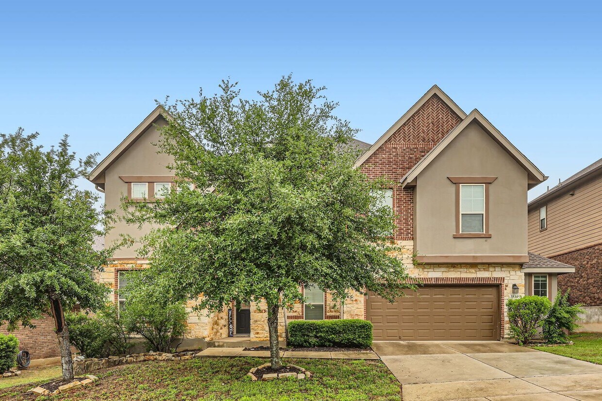 Foto principal - 5 Bedrooms and 3+ Living Spaces!