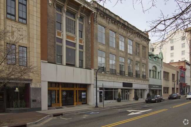 Foto del edificio - 107-109 W Main St