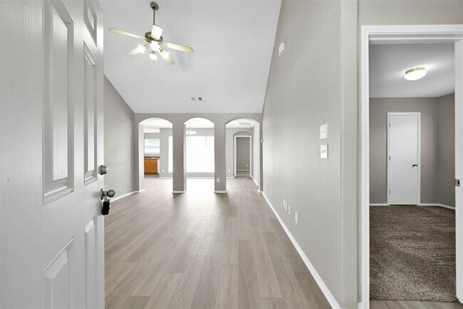 Building Photo - 2214 Shady Tree Ln