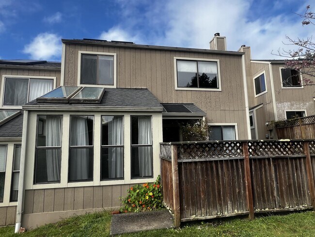 Foto del edificio - 674 Hidden Creek Rd