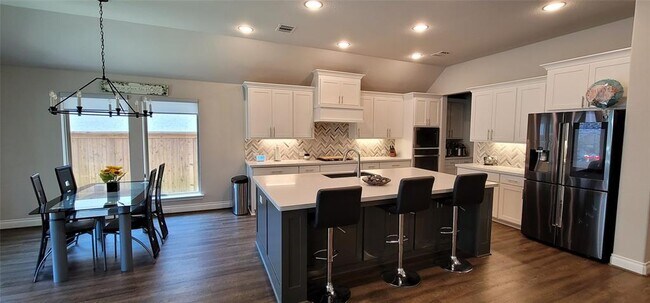 Foto del edificio - 3236 Lexington Dr