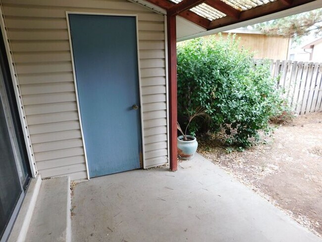 Building Photo - 2 Bed 1.5 Bath Townhome!