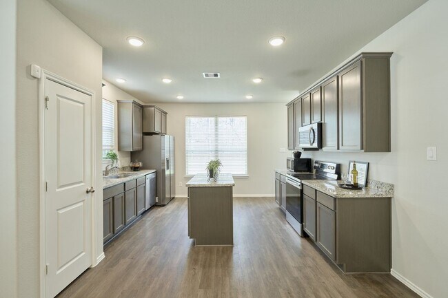 Building Photo - 901 Chickasaw Dr