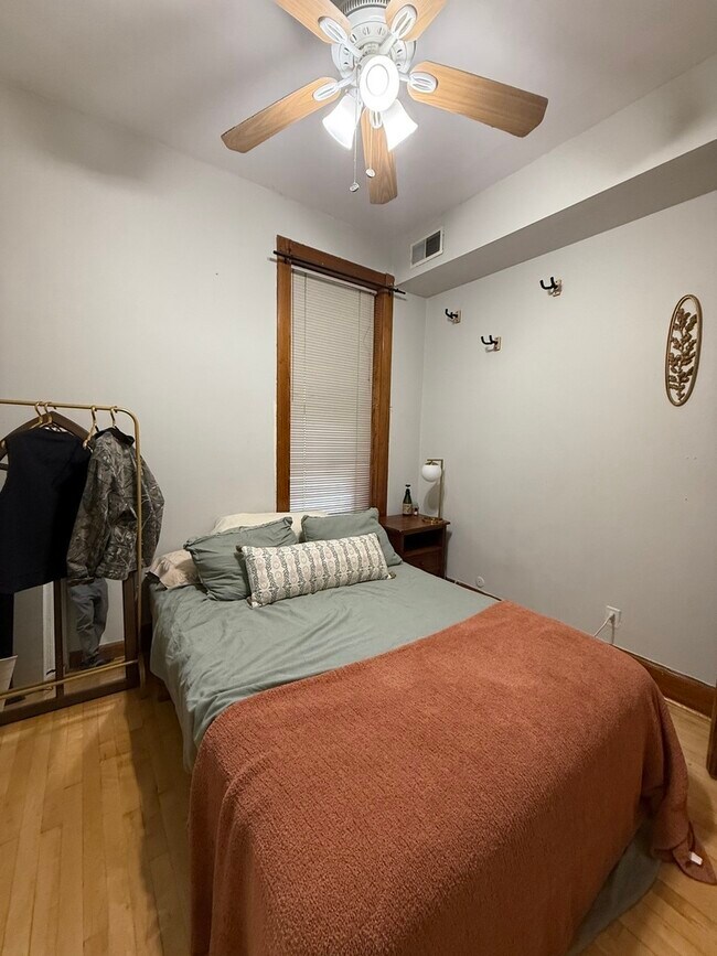 Foto del edificio - 827 W Aldine Ave