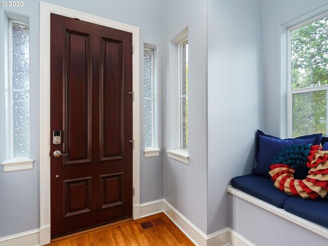 Building Photo - Updated 3 bed/2.5 Bath + Office Single Fam...