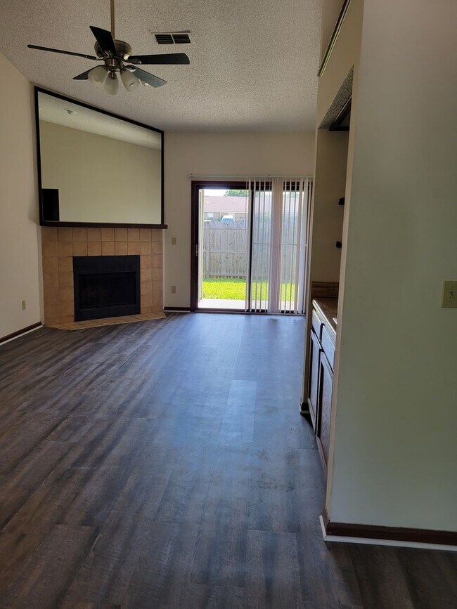 Foto del edificio - $1150 - 2/2 - Jefferson Square has received a new fresh look.