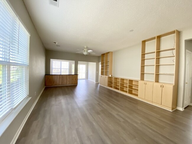 Building Photo - Beautiful Three Bedroom Home Sun City Home!
