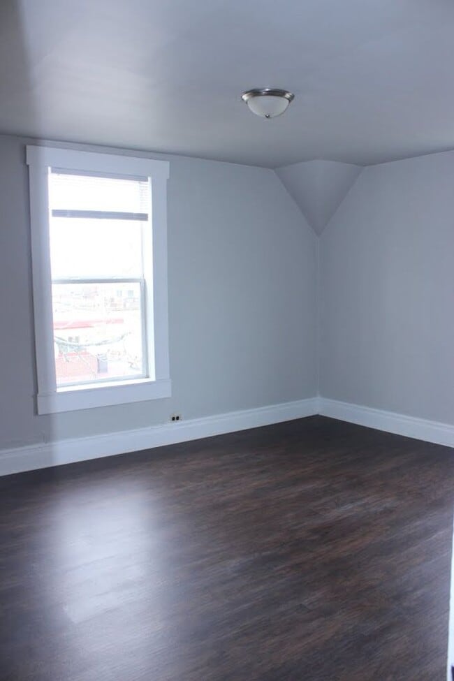 Building Photo - 3 bed 1 bath near Campus - Immediate move in
