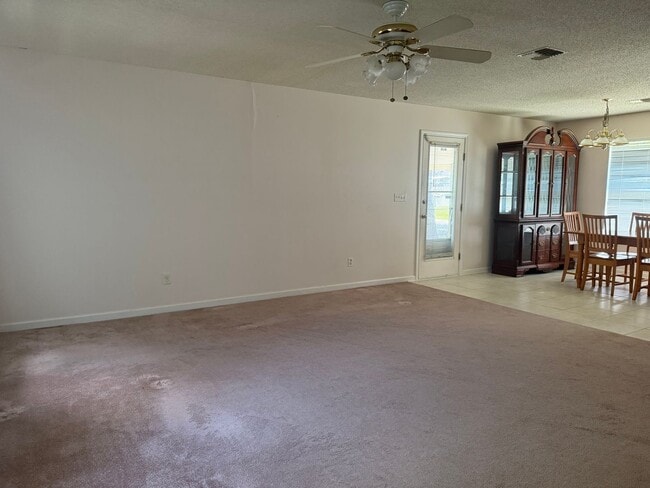 Building Photo - Two Bedroom Cutie
